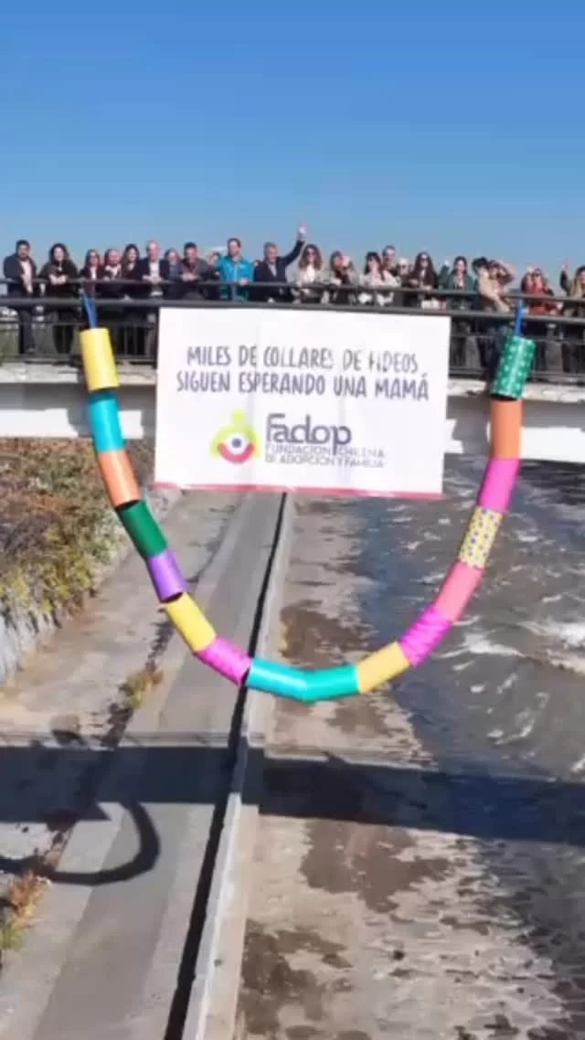 Nuestro collar de fideos gigante los espera todo este fin de semana en el Puente Racamalac, en Providencia. Si pasas por ahí, ayúdanos con una foto, comparte y etiquétanos como @fundacionfadop
Estarás visibilizando a los miles de niños y niñas que esperan por su familia. 
Gracias…de todo ❤️
#derechoavivirenfamilia 
#adopcion 
#díadelamadre
