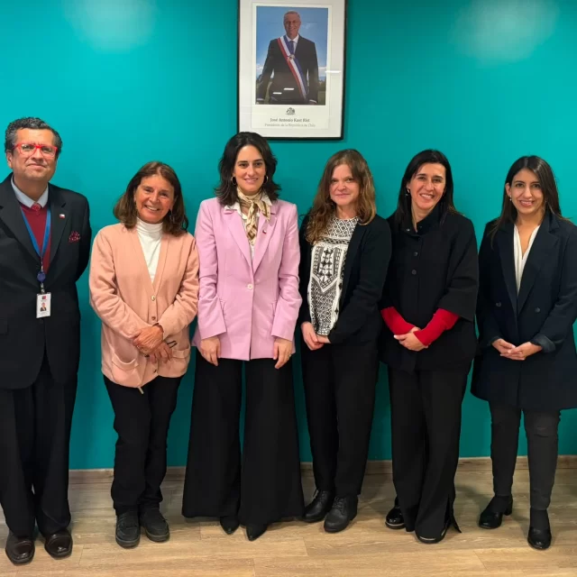Ayer en conjunto con Fundación San José, asistimos a una reunión con la Ministra de Desarrollo Social y el Subsecretario de la Niñez para abordar los desafíos y oportunidades frente a la implementación de la nueva ley de adopción en nuestro país.

Como Fundación, valoramos profundamente estos espacios de diálogo, que permiten aportar nuestra experiencia y seguir colaborando en la construcción de políticas públicas que respondan a las necesidades de niños, niñas y adolescentes.

Creemos que avanzar hacia un sistema de adopción cada vez más oportuno, seguro y centrado en el interés superior de la niñez es una tarea que requiere del compromiso y trabajo conjunto entre el Estado y la sociedad civil.

Seguiremos contribuyendo, desde nuestra experiencia y misión, para que cada niño y niña tenga la oportunidad de crecer en el cuidado y la protección de una familia.
#derechoavivirenfamilia
#adopcion